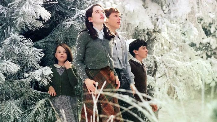 Bốn anh em nhà Pevensie đến Narnia thông qua một cái tủ áo trong Sư Tử, Phù Thủy và Cái Tủ Áo (2005), lúc này Narnia đang chìm trong mùa đông vĩnh cửu.