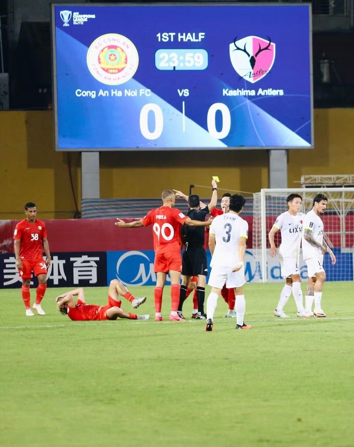 ...điển hình là tình huống Mauk và Bueno (CLB Kashima Antlers) cùng nhận thẻ vàng sau tình huống tranh chấp ở giữa sân phút 25