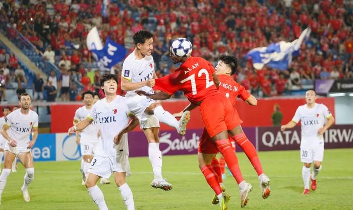 Alan trong một pha đánh đầu trong vòng cấm CLB Kashima Antlers