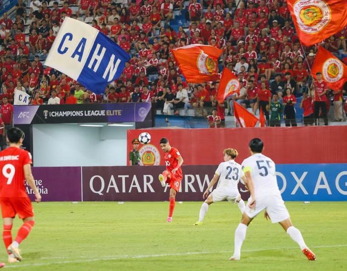 Artur trong một nỗ lực đưa bóng vào khu vực 16m50 của Kashima Antlers