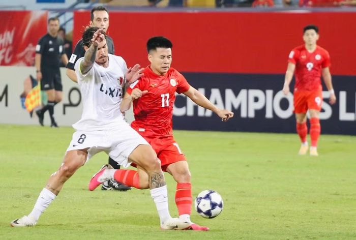 Nỗ lực tranh bóng của Thành Long trước đối thủ mạnh về thể lực đến từ Nhật Bản