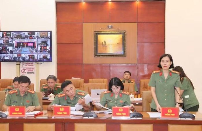  Trung tá Phạm Thị Hương Chi, Phó trưởng Phòng Tham mưu CATP báo cáo tại hội nghị 