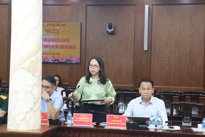 Đại diện Ban Pháp chế Hội đồng nhân dân thành phố Hà Nội đóng góp ý kiến tại hội nghị