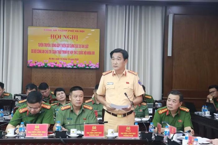 Đại tá Trần Đình Nghĩa, Trưởng phòng Cảnh sát giao thông, CATP Hà Nội trình bày tham luận tại hội nghị