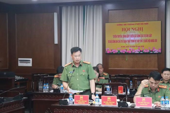 Đại tá Nguyễn Anh Tuấn, Trưởng phòng Tham mưu, CATP Hà Nội phát biểu tại hội nghị