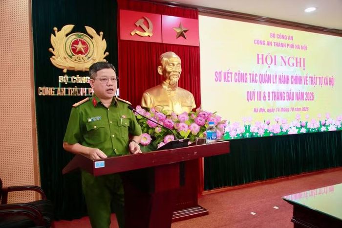 Thượng tá Nguyễn Thành Lâm, Trưởng phòng Cảnh sát QLHC về TTXH CATP Hà Nội trình bày báo cáo tại Hội nghị