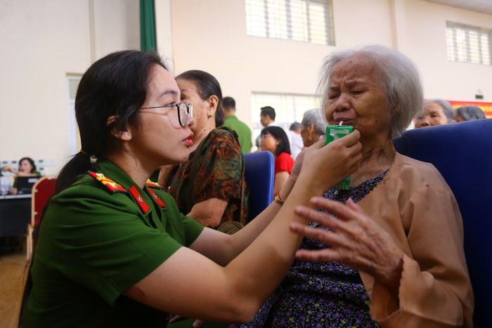 Ánh mắt theo dõi đầy lo lắng, chăm chút của nữ chiến sĩ đã khắc họa một khoảnh khắc vô cùng xúc động