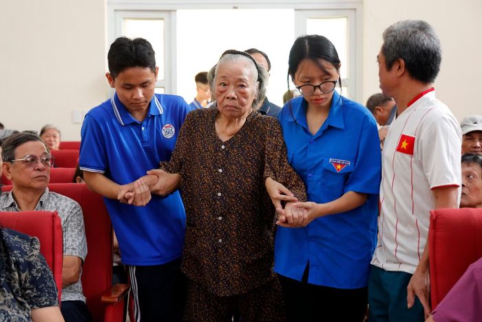 Ai cũng mang theo nỗi khắc khoải khôn nguôi về người thân đã nằm lại nơi chiến trường