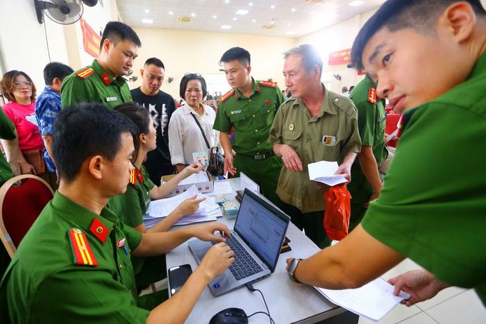Trong hội trường, các chiến sĩ Công an phường Hà Đông đang miệt mài, tận tụy làm việc để tiếp nhận thông tin và hướng dẫn thân nhân liệt sĩ