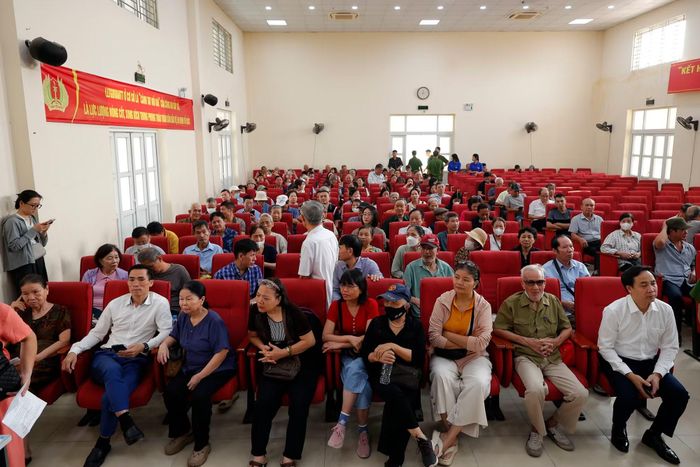 Từng hàng ghế lấp đầy bởi những gương mặt lo âu, mong mỏi của thân nhân các liệt sĩ. Từ cụ già cho đến thế hệ trẻ, tất cả đều kiên nhẫn chờ đợi, mỗi người mang theo một câu chuyện, một nỗi mất mát riêng, nhưng cùng chung một hy vọng lớn lao: được xác định danh tính cho hài cốt của người thân yêu