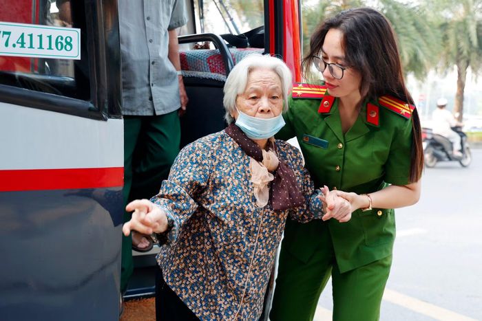 Cái nắm tay ấy không chỉ dìu mẹ đi, mà còn như thể đang dìu dắt một lời hứa, một cam kết tìm lại người con yêu quý của mẹ, đưa mẹ đi trên con đường của tình yêu thương và sự đoàn tụ