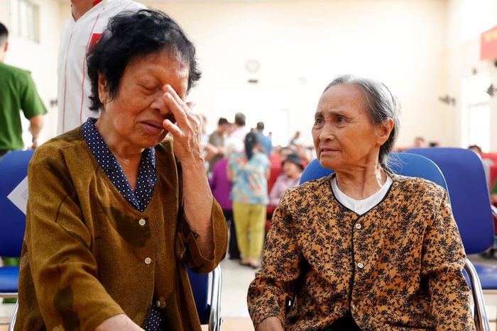 Nỗi đau mất mác trỗi dậy mạnh mẽ khi một thân nhân liệt sĩ không kìm được dòng nước mắt, run run lau đi trên gương mặt hằn dấu vết thời gia
