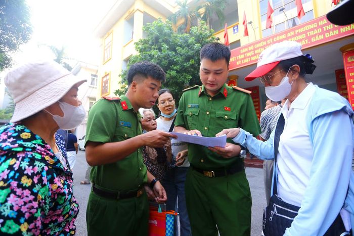 Sự ân cần, thấu hiểu của họ đã sưởi ấm lòng người ở lại, biến hành trình này trở thành một minh chứng đẹp đẽ cho đạo lý "Uống nước nhớ nguồn"