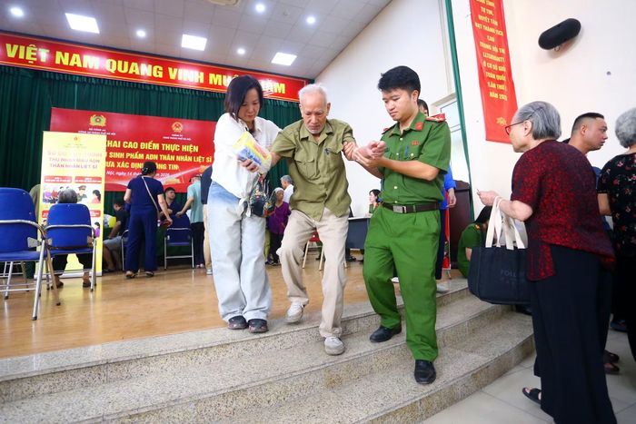 Đó chính là điểm tựa nghĩa tình, là sự sẻ chia sâu sắc mà lực lượng Công an Thủ đô dành trao, giúp các thân nhân liệt sĩ nuôi dưỡng niềm tin trên hành trình tìm lại tên cho người thân đã hy sinh