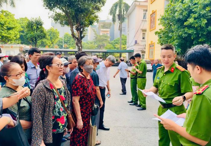 Những gương mặt thân nhân liệt sĩ đọng lại nỗi ngóng trông dai dẳng. Ánh mắt họ dõi theo từng tờ giấy, từng lời hướng dẫn của các chiến sĩ công an, như đang nắm bắt lấy một tia hy vọng mỏng manh nhưng vô cùng quý giá