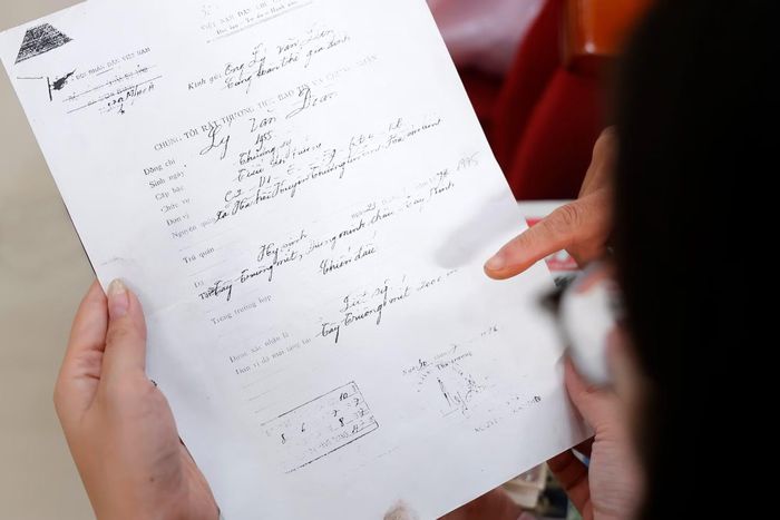 Những dòng chữ này giờ đây là một phần quan trọng của hồ sơ, là một mảnh ghép của hành trình tìm kiếm sự đoàn tụ bằng ADN