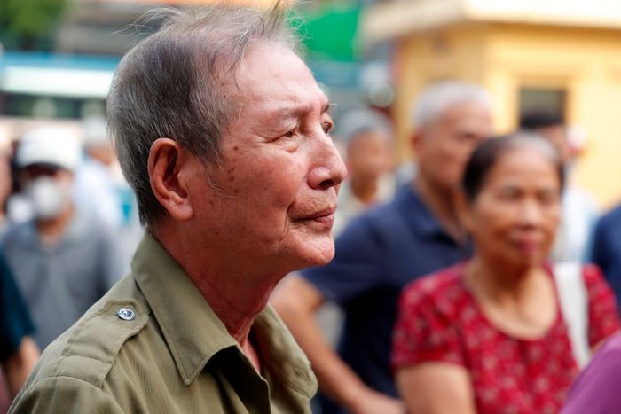 Trong trang phục bạc màu sương gió, đôi mắt ông ngước nhìn về xa xăm, đong đầy nỗi khắc khoải và một niềm hy vọng cháy bỏng