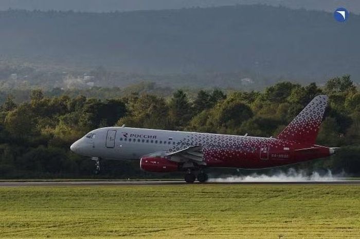 Bên cạnh Tu-214, máy bay SSJ-100 trang bị động cơ SaM146 với tầm bay mở rộng (RRJ-95B-100/LR-100) đã nhận được Phê duyệt thay đổi chính (MCA) cho thiết kế tiêu chuẩn, tài liệu này kéo dài thời hạn sử dụng dự kiến ​​của chiếc phi cơ lên 20 năm.