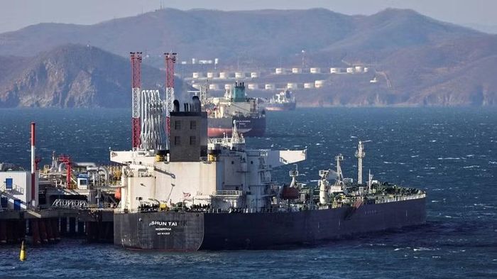 Nguồn thu thuế dầu mỏ của Moskva trong 8 tháng đầu năm 2026 cũng giảm gần 17% so với cùng kỳ năm trước. Những khó khăn này khiến Nga phải hạn chế xuất khẩu diesel trước khi tuyên bố sẽ dỡ bỏ các hạn chế để bán nhiên liệu ra thị trường quốc tế.