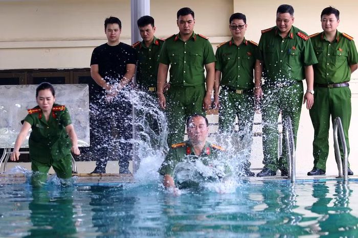 Hình ảnh quyết tâm của Chỉ huy Công an phường Hà Đông trong phần bơi cứu nạn, tạo động lực thi đua sôi nổi cho toàn thể cán bộ, chiến sĩ