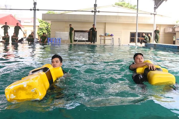 Các chiến sĩ Công an phường Hà Đông thực hành bơi cứu nạn, cứu hộ với những tiêu chuẩn khắt khe về thể lực và độ chuẩn xác
