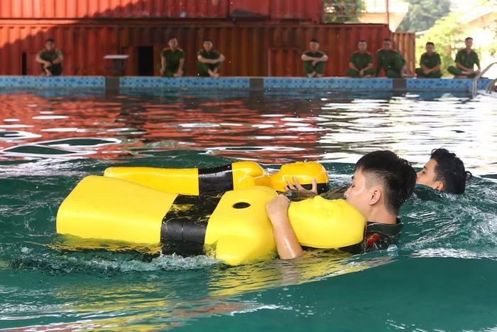 Mô hình cứu hộ chuyên dụng được bơm đầy nước, đạt trọng lượng xấp xỉ 50kg để mô phỏng chính xác nhất thể trạng người bị nạn thực tế