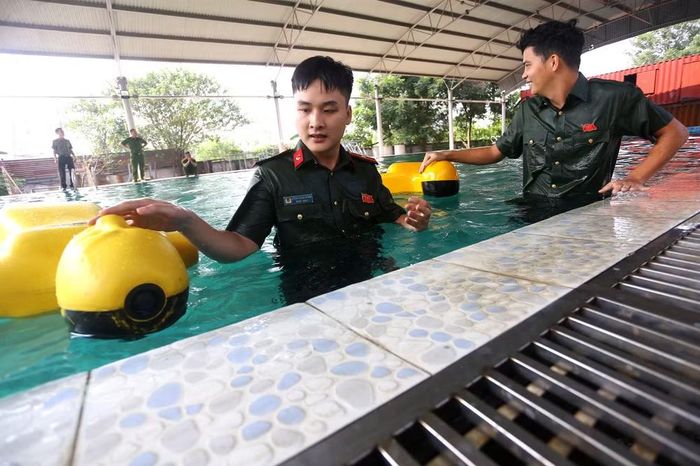 Quá trình huấn luyện được kết hợp chặt chẽ giữa lý thuyết và thực hành, bám sát các tình huống thực tế