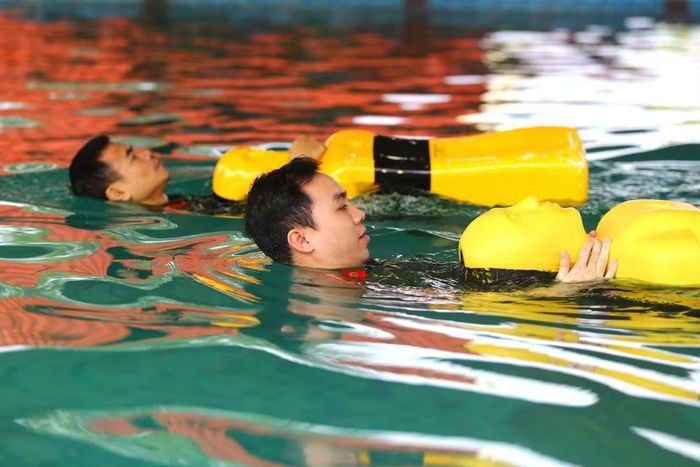 Bể bơi thực hành được chuẩn bị chu đáo, bảo đảm các điều kiện kỹ thuật để cán bộ, chiến sĩ diễn tập các tình huống
