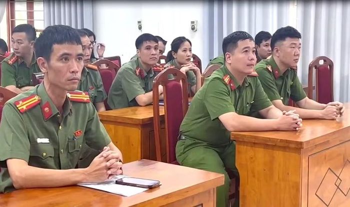 Các cán bộ, chiến sĩ tập trung theo dõi phần hướng dẫn lý thuyết, nắm chắc từng phương pháp xử lý tình huống nguy hiểm thường gặp trên sông hồ