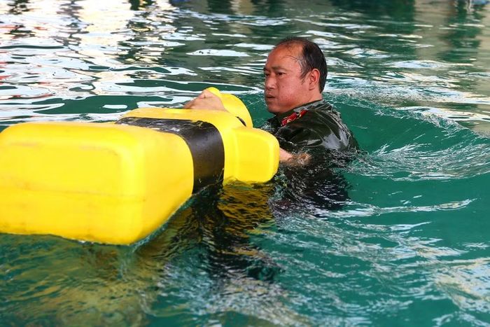 Nêu cao tinh thần trách nhiệm, Trung tá Chu Anh Tuấn hoàn thành xuất sắc khi liên tiếp bơi 2 vòng kéo mô hình nặng 50kg vào bờ