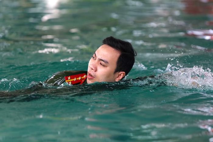 Nhịp bơi mạnh mẽ và bền bỉ của các chiến sĩ vượt qua lực cản của bộ quân phục