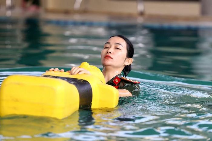 Nữ chiến sĩ thể hiện sự kiên cường và kỹ thuật bơi dứt khoát khi thực hiện bài thi tiếp cận mô hình cứu hộ