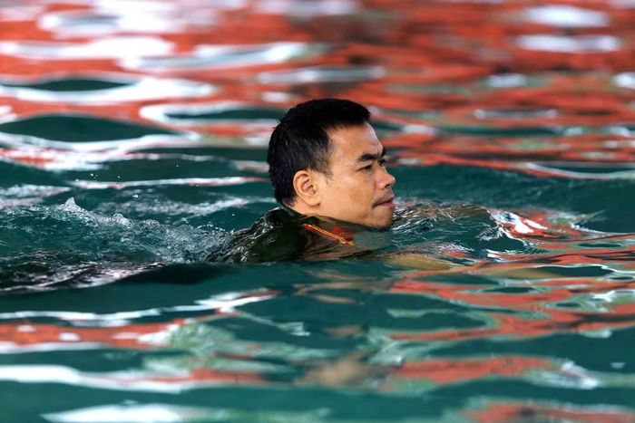 Sự tập trung cao độ và tinh thần vượt khó hiện rõ trên khuôn mặt các chiến sĩ