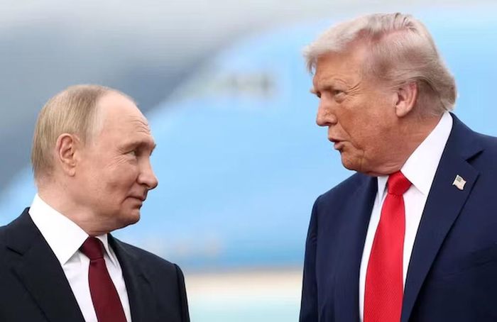 Động thái này gây chú ý bởi trước đó, ông Trump đã ký sắc lệnh mở rộng trừng phạt Nga nhằm hạn chế nguồn thu từ dầu mỏ và khí đốt, qua đó gây sức ép tài chính lên Moskva trong cuộc chiến tại Ukraine.