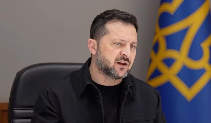 "Nếu có những thỏa thuận như vậy, tại sao Mỹ không ký 'thỏa thuận diesel' với Ukraine? Hãy để Ukraine xây dựng dự thảo, vì chúng tôi có thể quyết định những tàu nào có thể ra khơi và các nhà máy lọc dầu của Nga có thể hoạt động hay không", ông Zelensky nói.