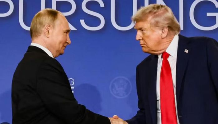 Ngày 9/10, ông Trump thông báo đạt thỏa thuận dầu diesel với Tổng thống Nga Vladimir Putin. Ông Zelensky phản đối, cho rằng quyết định này là "món quà" dành cho Moskva và có nguy cơ kéo dài xung đột.