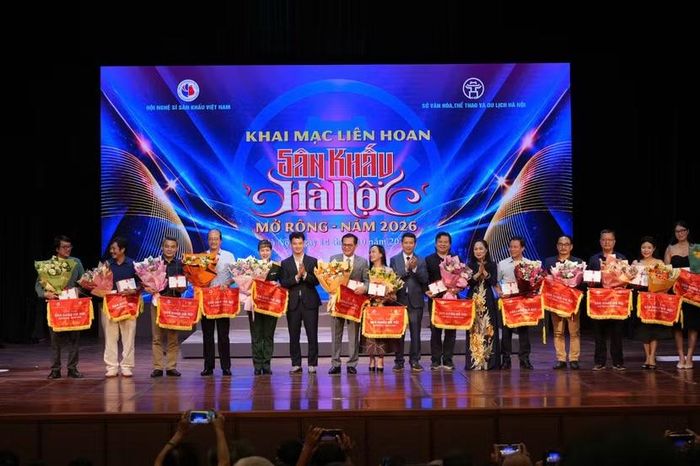Ban tổ chức trao cờ lưu niệm cho các đơn vị nghệ thuật