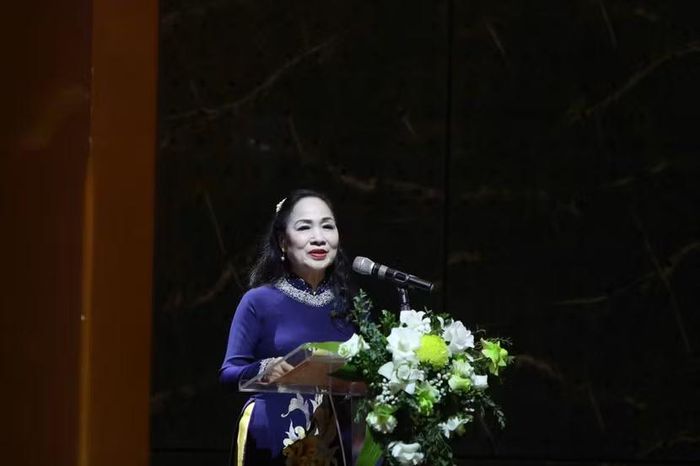 Nghệ sĩ nhân dân Trịnh Thuý Mùi, Chủ tịch Hội Nghệ sĩ Sân khấu Việt Nam, Trưởng Ban Chỉ đạo Liên hoan tuyên bố khai mạc