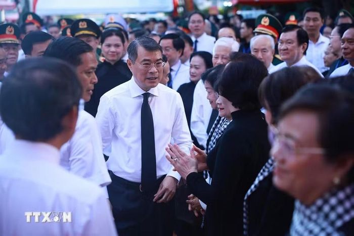 Thủ tướng Lê Minh Hưng dự Lễ viếng, Lễ truy điệu và an táng hài cốt liệt sỹ được tìm kiếm, quy tập tại Công viên văn hóa Lê Thị Riêng, phường Hòa Hưng, Thành phố Hồ Chí Minh. (Ảnh: Dương Giang/TTXVN)