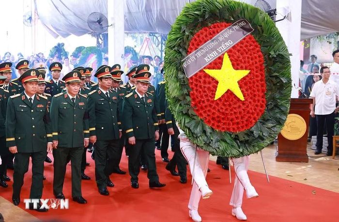 Đoàn Bộ Quốc phòng viếng các Anh hùng liệt sỹ được tìm kiếm, quy tập tại Công viên văn hóa Lê Thị Riêng, phường Hòa Hưng, Thành phố Hồ Chí Minh. (Ảnh: Dương Giang/TTXVN)