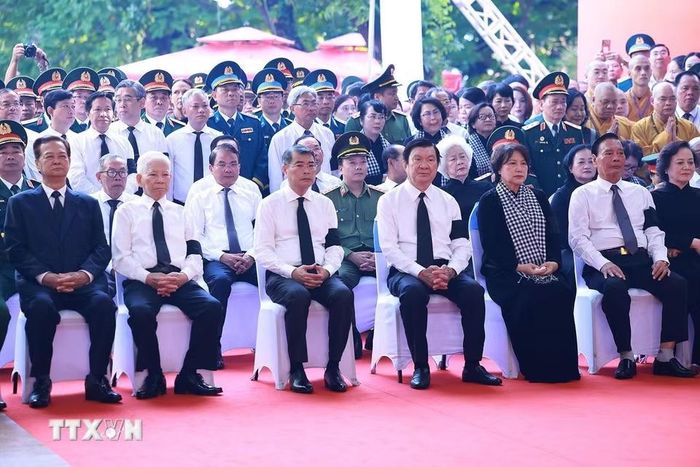 Thủ tướng Lê Minh Hưng dự Lễ viếng, Lễ truy điệu 731 hài cốt liệt sỹ được tìm kiếm, quy tập tại Công viên văn hóa Lê Thị Riêng, phường Hòa Hưng, Thành phố Hồ Chí Minh. (Ảnh: Dương Giang/TTXVN)