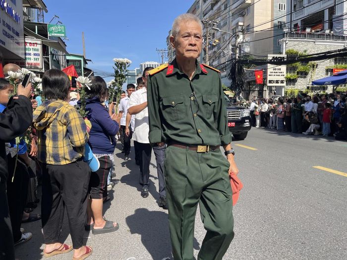 Các cán bộ cựu chiến binh cũng tham gia buổi lễ, tiễn biệt các liệt sĩ về Nghĩa trang liệt sĩ TPHCM. Ảnh: Đ.Xá.