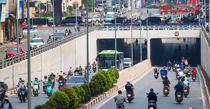Trong khi đó, tại hầm chui Lê Văn Lương - Tố Hữu, phương án thí điểm dự kiến bố trí các cụm chậu cây dọc mép trên thành hầm, phía dưới lan can, trên chiều dài khoảng 300m. Các loại cây có khả năng phát triển rủ xuống được lựa chọn để tạo thành dải xanh dọc thành hầm, giảm cảm giác khô cứng của những bề mặt bê tông kéo dài.