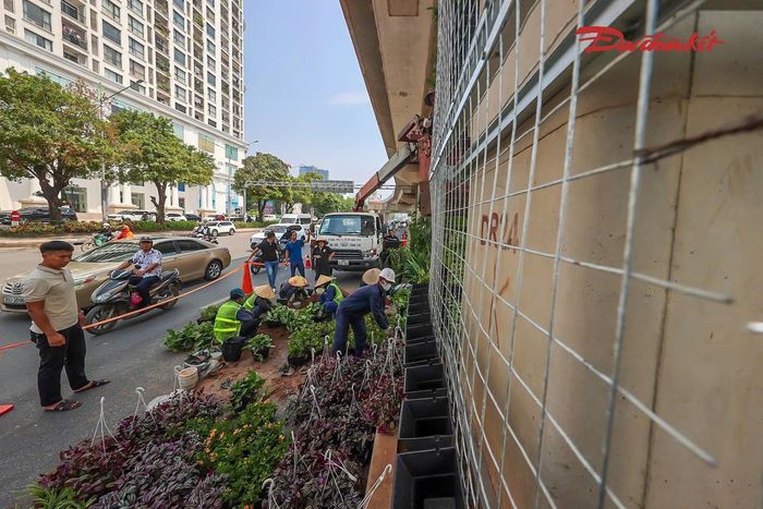 Theo phương án thí điểm của Sở Xây dựng Hà Nội, ba trụ đường sắt trên cao trên đường Nguyễn Trãi là một trong những vị trí được lựa chọn để triển khai. Cùng với đó, cây xanh được bổ sung tại hầm chui Lê Văn Lương - Tố Hữu, cầu vượt Lê Văn Lương - Láng Hạ và ba nhà chờ xe buýt trên các tuyến phố trung tâm.