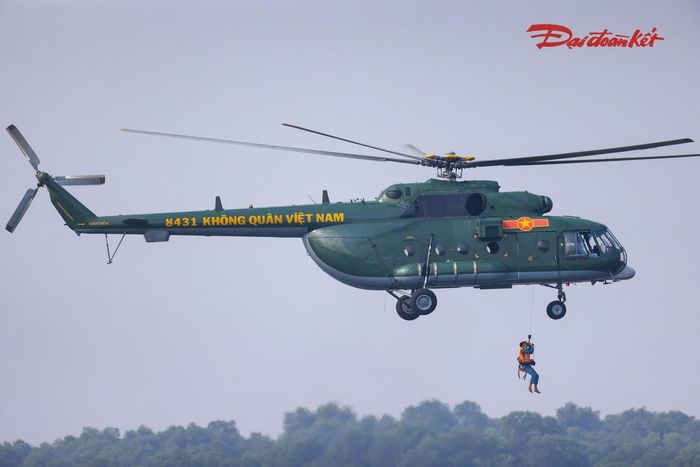 Diễn tập ứng cứu khẩn cấp nhân dân vùng ngập lụt. Ảnh: Quang Vinh