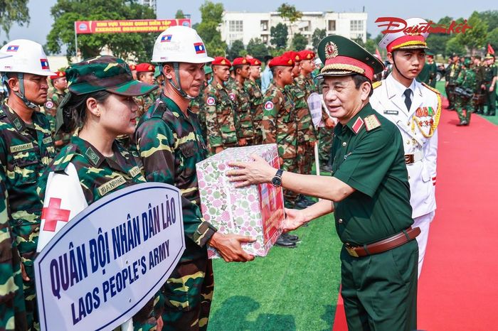 Đại tướng Phan Văn Giang tặng quà các lực lượng tham gia diễn tập. Ảnh: Quang Vinh