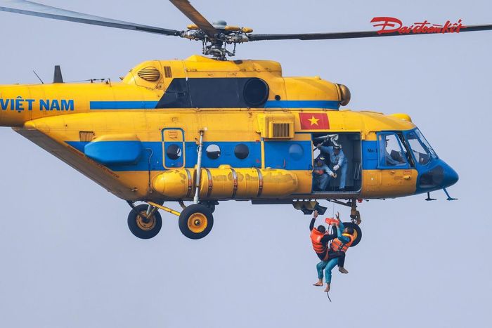 Diễn tập ứng cứu khẩn cấp nhân dân vùng ngập lụt. Ảnh: Quang Vinh