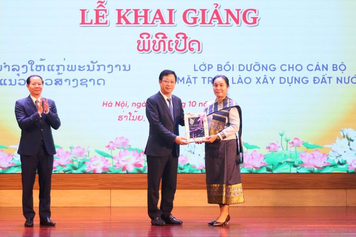 Phó Chủ tịch Cao Xuân Thạo nhận quà lưu niệm từ Đoàn cán bộ Mặt trận Lào xây dựng đất nước.