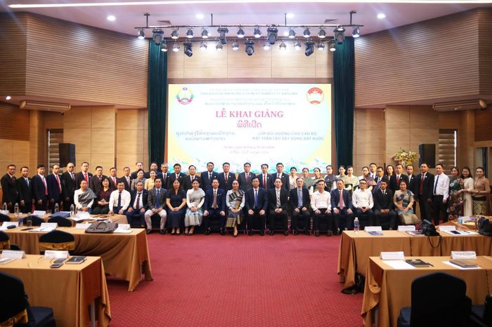Phó Chủ tịch Cao Xuân Thạo chụp ảnh lưu niệm cùng các đại biểu tham dự buổi lễ.