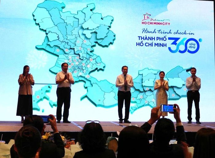 Lãnh đạo Sở Du lịch TPHCM cùng các đại biểu nhấn nút công bố chương trình “Hành trình check-in TPHCM – 360 độ sống động”. Ảnh: L.N